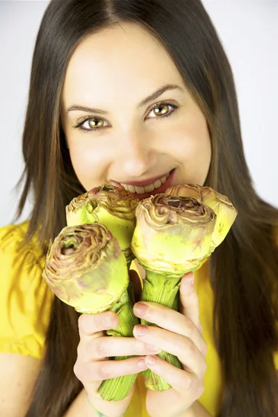 Girl with four artichokes in her hand — Stock Photo, Image