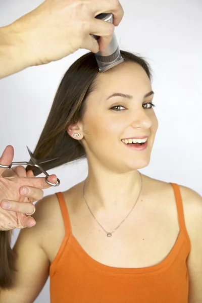 Snijden lange haren met een schaar — Stockfoto