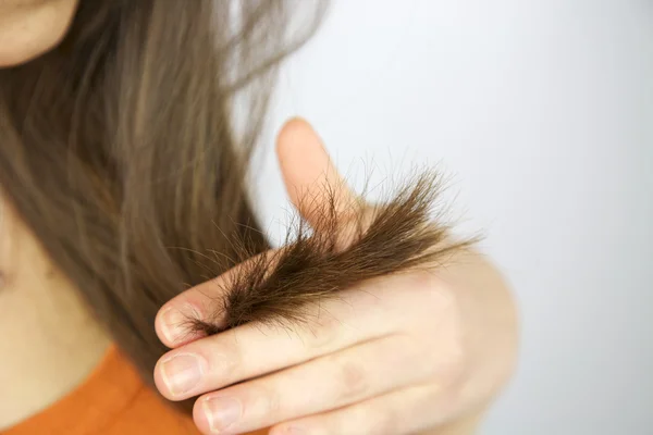 Διασπασμένες άκρες μαλλιά, μελαχρινή γυναίκα μοντέλου — Φωτογραφία Αρχείου