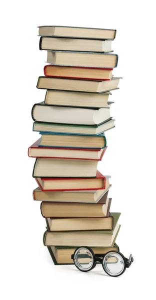 Wysoki stos książek i okulary — Zdjęcie stockowe