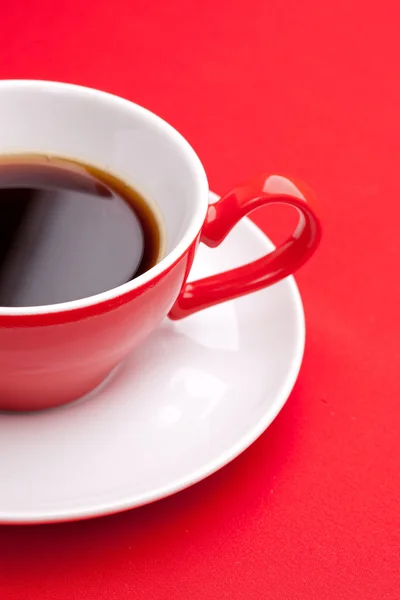 Μαύρο καφέ σε ένα πιάτο πορσελάνης — Φωτογραφία Αρχείου
