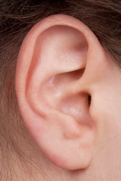 Деталь лица с человеческим ухом — стоковое фото