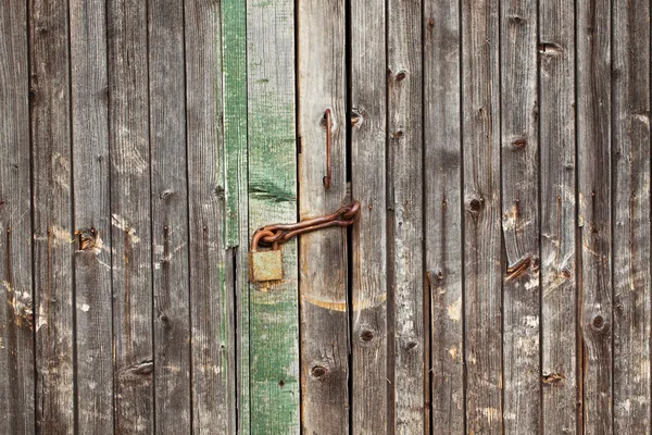 Старые гнилые ворота — стоковое фото
