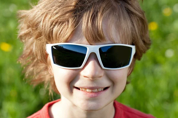 Αναμαλλιασμένος τύπο που φοράει γυαλιά ηλίου — Φωτογραφία Αρχείου