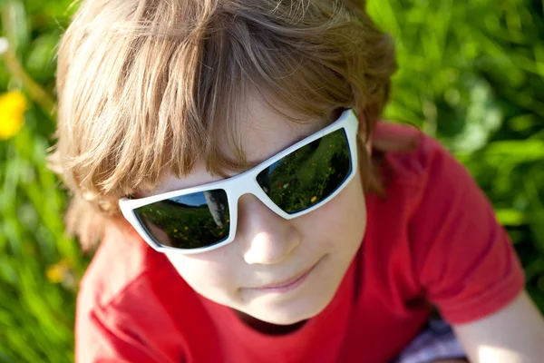 Der blonde Junge mit der Sonnenbrille — Stockfoto