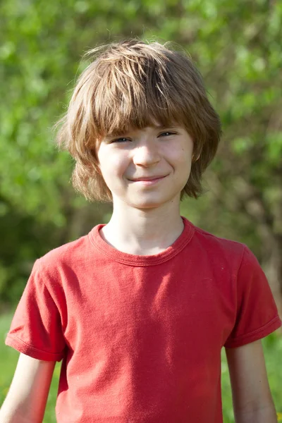 Lächelnder Junge mit zerzausten Haaren — Stockfoto
