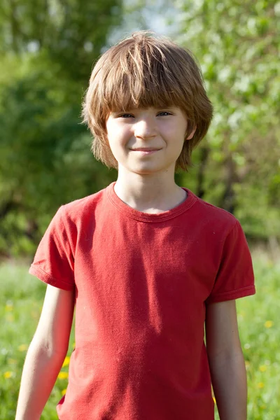 El chico de pelo rubio con una camiseta roja —  Fotos de Stock