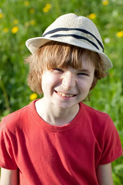 De jongen in de hoed — Stockfoto