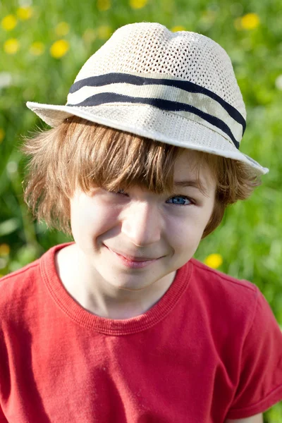 Αναστατωμένα το αγόρι σε ένα καπέλο — Φωτογραφία Αρχείου
