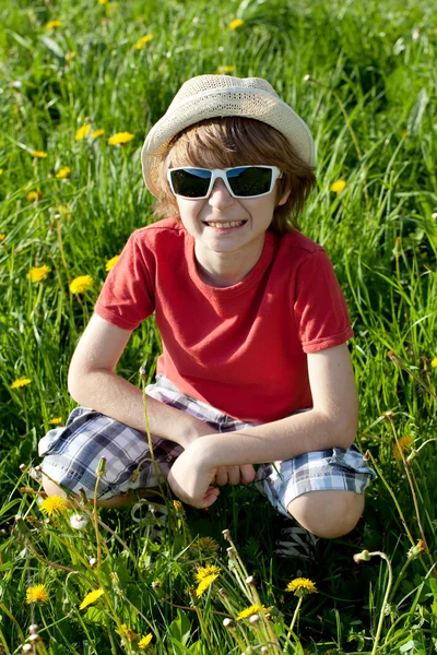 那个金发小男孩穿着短裤和一顶巴拿马草帽 — 图库照片