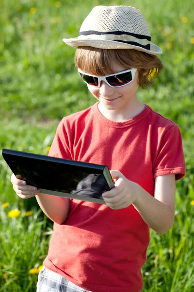 Pojke leker med entusiasm i TabletPC — Stockfoto