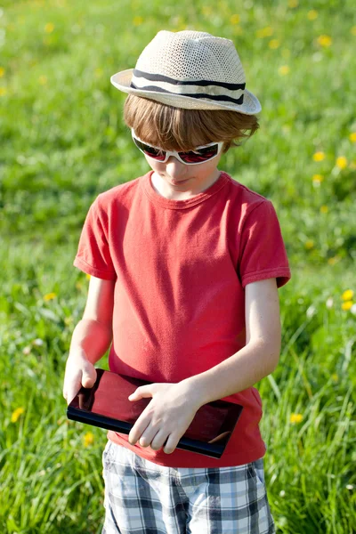 Jongen met een tablet pc — Stockfoto