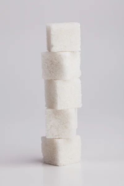 Пять кусочков сахара друг на друга — стоковое фото