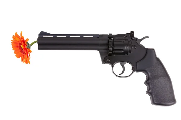 Fiore arancione appeso alla canna della pistola — Foto Stock