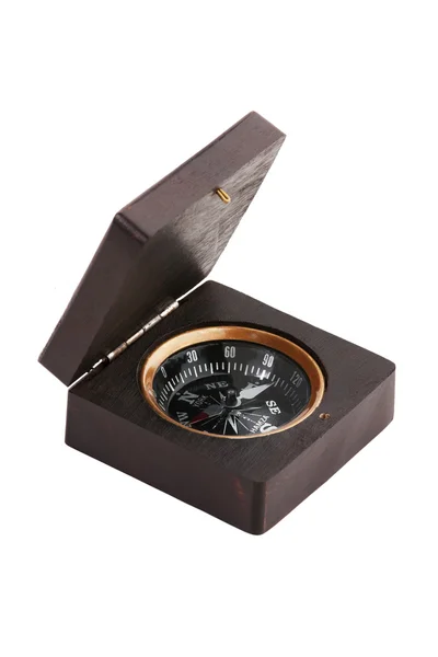 Stary kompas w drewnianym pantofelkustaromodny aparat fotograficzny na białym tle — Zdjęcie stockowe