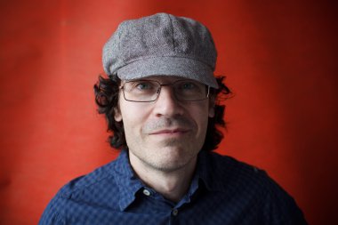 şüpheli tıraşsız adam