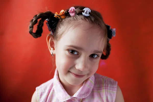 Het kleine meisje ondeugende leerplichtige leeftijd — Stockfoto