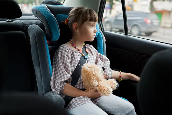 Маленькая девочка в машине-кресле — стоковое фото