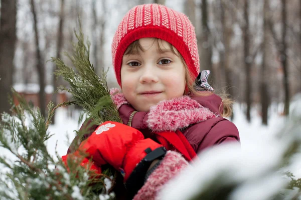 Маленькая девочка в вязаной шляпе — стоковое фото