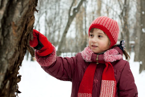 Das kleine Mädchen erwägt einen Baum — Stockfoto