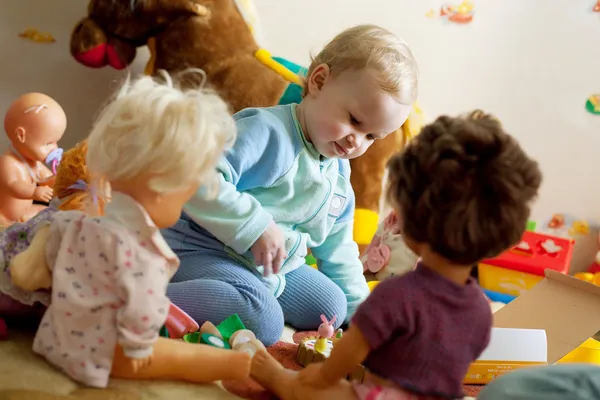 Klein meisje spelen met poppen — Stockfoto