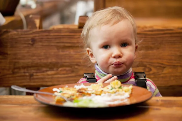 Ξανθό κοριτσάκι μπροστά από ένα μεγάλο πιάτο — Φωτογραφία Αρχείου