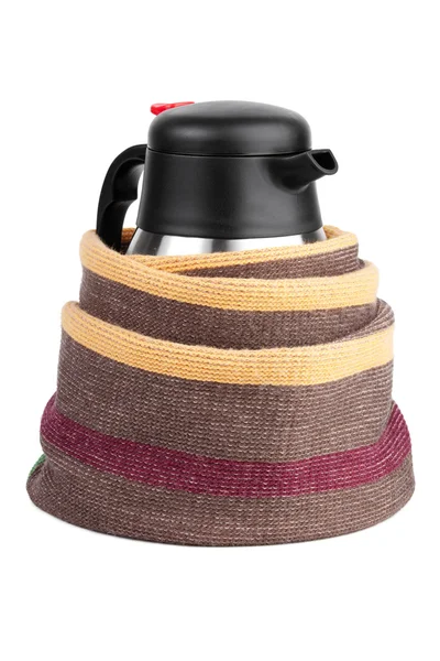 Термос с чайником, завернутый в шерстяной шарф — стоковое фото
