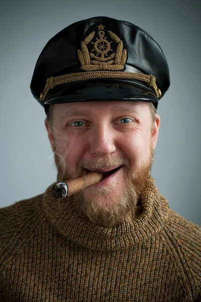 Ναυτικός με ένα πούρο κάπνισμα, δεμένη πουλόβερ — Φωτογραφία Αρχείου