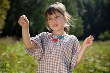 la niña atrapada en el saltamontes de Prado