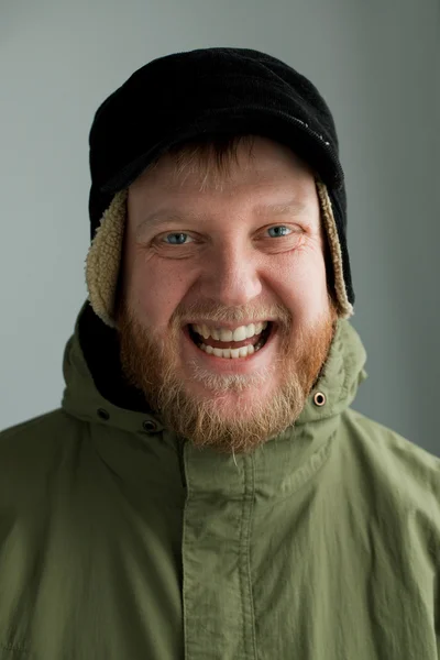 Χαμογελαστός άνθρωπος σε ένα καπέλο — Φωτογραφία Αρχείου