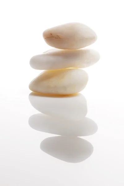 Stapel van witte glad stenen — Stockfoto