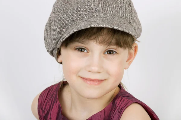 La piccola sfacciata indossa un cappello e un abito — Foto Stock