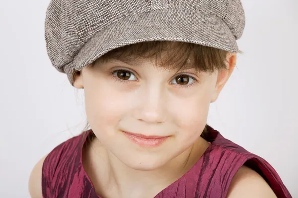 Menina bonita em um chapéu de lã cinza — Fotografia de Stock