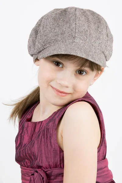 La pequeña fashionista en gorra y bata — Foto de Stock