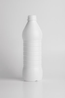 beyaz boş plastik şişe
