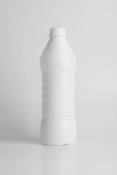 Beyaz boş plastik şişe — Stok fotoğraf