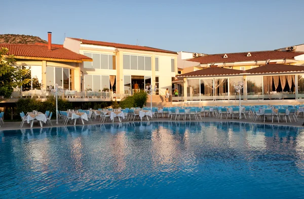Hotel en zwembad — Stockfoto