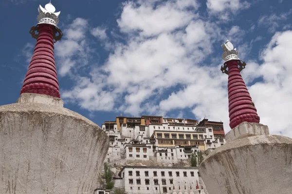 Kloster umrahmt von Stupas — Stockfoto