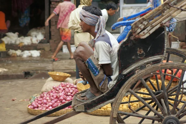 Rickshaw Wallah ta en vila — Stockfoto