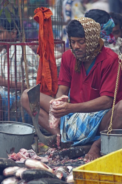 Indian Fishmonger At Work — Stock Photo, Image