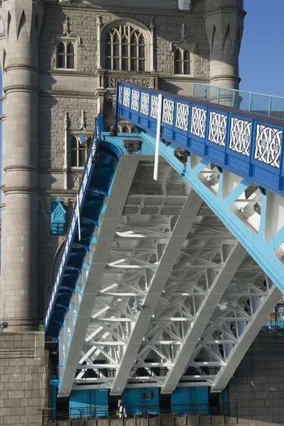 Tower bridge otevřen pro dopravu — Stock fotografie