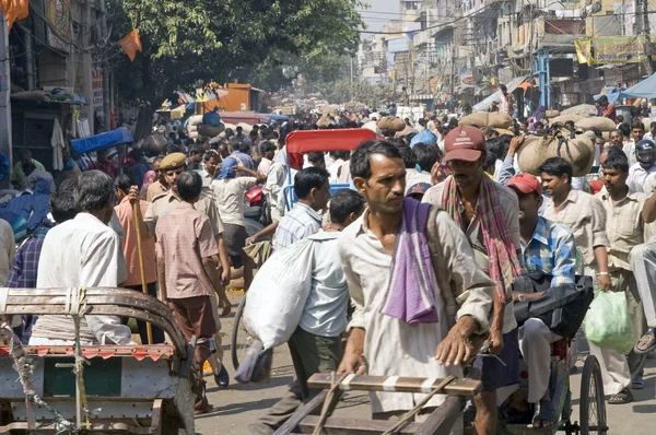 Многолюдная индийская уличная сцена — стоковое фото