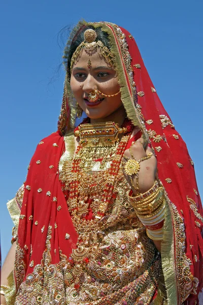 Κυρία στο κόκκινο sari — Φωτογραφία Αρχείου