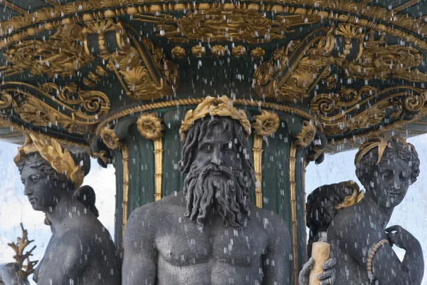 Художнє Parisien фонтан — стокове фото