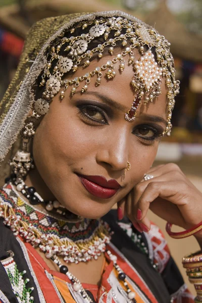 Retrato de una bailarina tribal Rajasthani —  Fotos de Stock