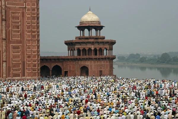Worshippers at the Taj Mahal — Stock Photo, Image