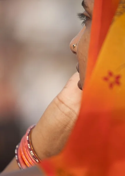 Dame in oranje sari — Stockfoto