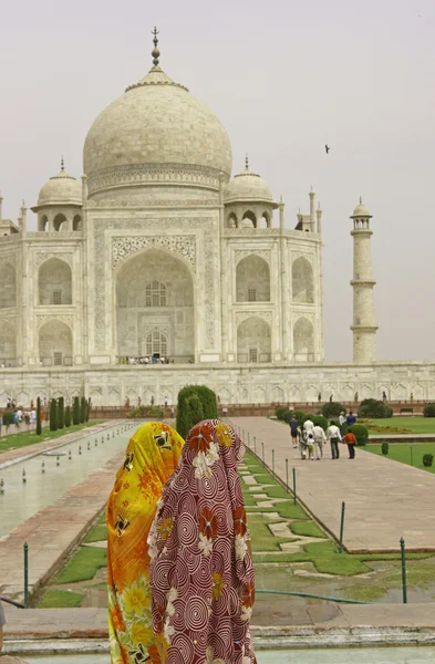 Indiase dames bij de taj mahal — Stockfoto