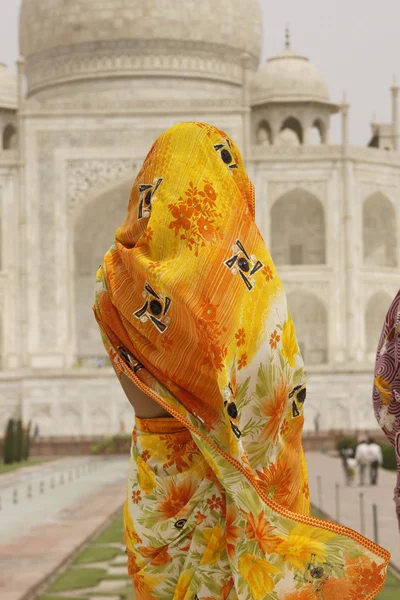 Senhora indiana no Taj Mahal — Fotografia de Stock