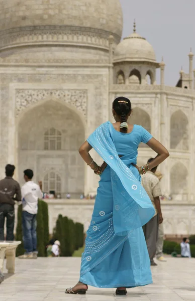Indyjski pani w niebieskie sari w taj mahal — Zdjęcie stockowe